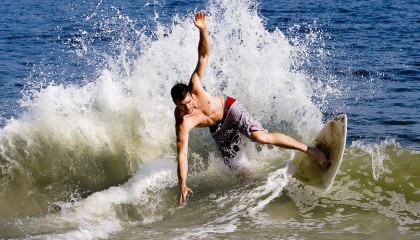 开云·体育全站登录地址-【规则影响】裁判判罚如何左右比赛走向？案例深度分析，裁判右手握左手啥意思