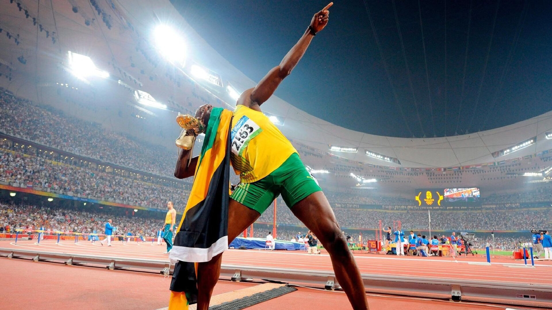 _青年街头表演：运动与艺术的交融_，运动街头风格