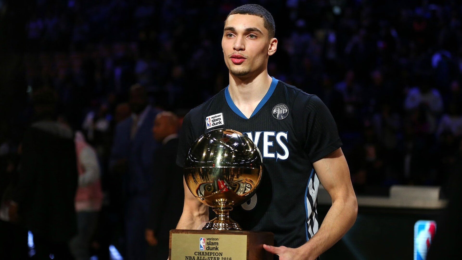 裁判判伊朗球员越位，他说“我滑出去的！”，伊朗踢中国把球停在球门口